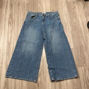 Mid rise, wide leg, blue BDG jeans. Size 31